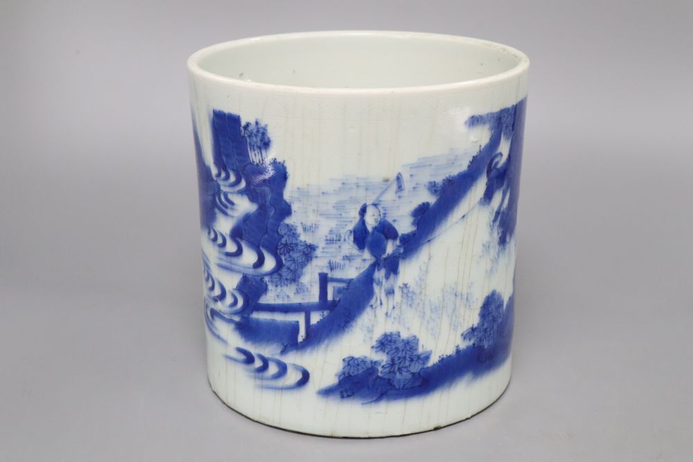 A Chinese blue and white brushpot, height 18cm